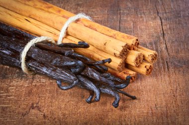 vanilya pods ve tarçın bağlı