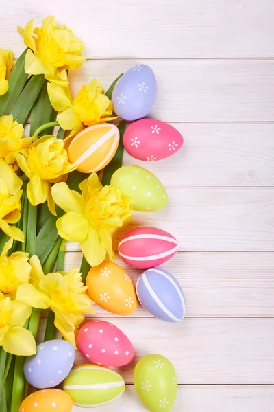 Huevos de Pascua con narciso — Foto de Stock