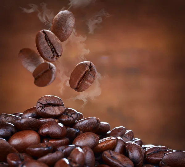 Primer plano de la caída de granos de café — Foto de Stock