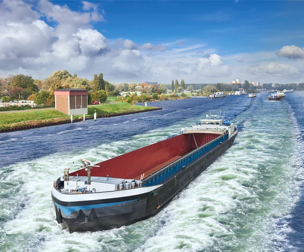 Lastkahn auf dem Amsterdam — Stockfoto