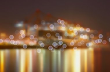 Kargo gemisi ve vinç bağlantı noktasında vektör bokeh yansıtan su