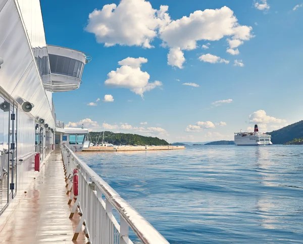 Ferries em um dia ensolarado, paisagem do sul da Noruega — Fotografia de Stock