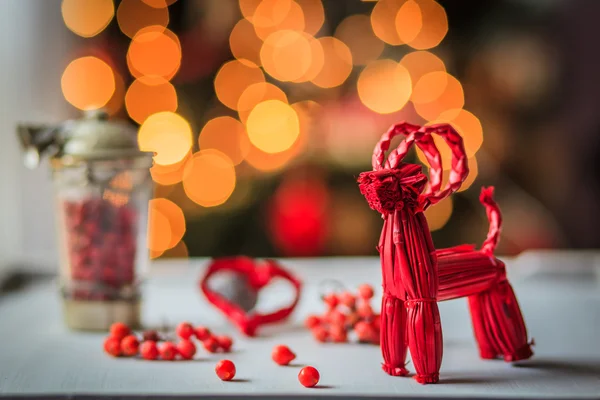 Décoration de Noël avec chèvre de paille rouge Photos De Stock Libres De Droits