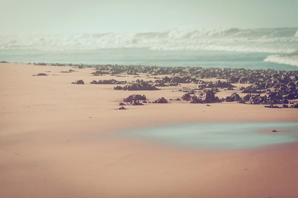 Strand en rotsachtige kustlijn in de Atlantische Oceaan — Stockfoto