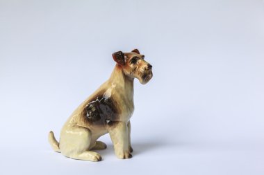 Beyaz bir arka plan üzerinde izole dekoratif porselen köpek