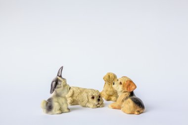 Beyaz bir arka plan üzerinde izole dekoratif porselen köpek