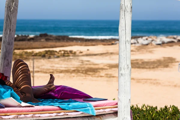 在大西洋海滩休息的妇女 — 图库照片
