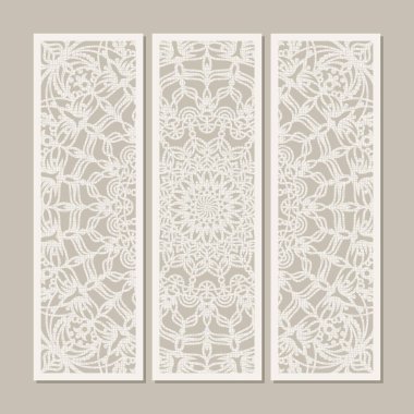 Mandala 'yı betimleyen üç parçalı bir tablo. Ofisi ve evi dekore etmek için dekoratif paneller. Doğulu yuvarlak süs, dantel desenli. Modern poster tasarımı. Sakin gri, bej renkler