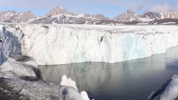 Ice Calving From The Tidewater Glacier - Ártico, Svalbard — Vídeo de Stock