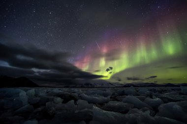 Kuzey ışıkları üzerinde Arctic sky