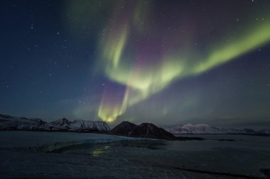 Kuzey ışıkları üzerinde Arctic sky