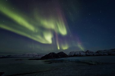 Kuzey ışıkları üzerinde Arctic sky
