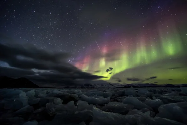 Luces boreales en el cielo ártico — Foto de Stock