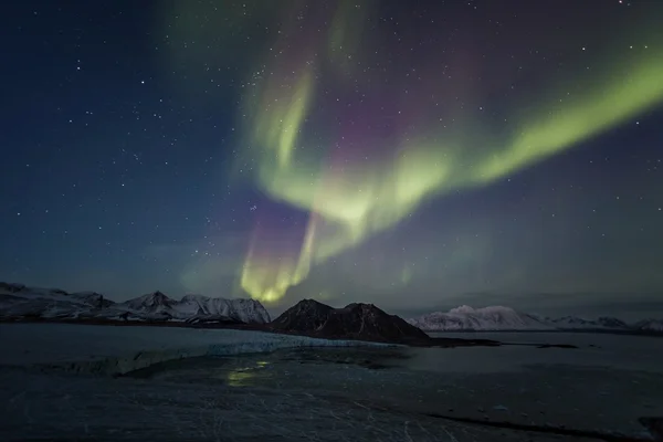 Luces boreales en el cielo ártico — Foto de Stock