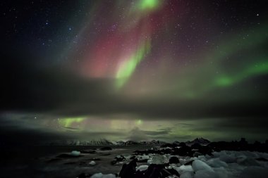 Kuzey ışıkları üzerinde Arctic sky