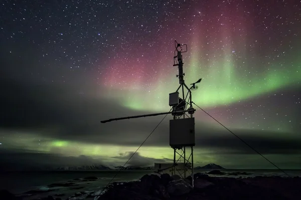 Station météorologique à distance automatisée dans l'Arctique - aurores boréales — Photo