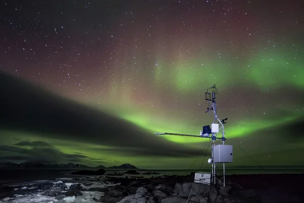 Stazione meteorologica remota automatizzata nell'Artico - luci del nord — Foto Stock