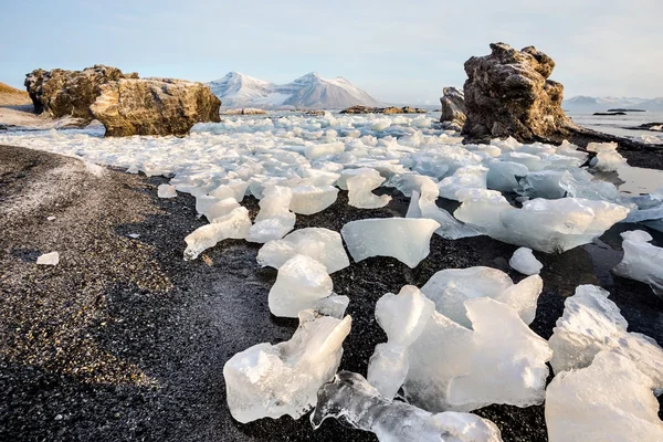 Stenar och Glaciäris på arktiska från strand — Stockfoto