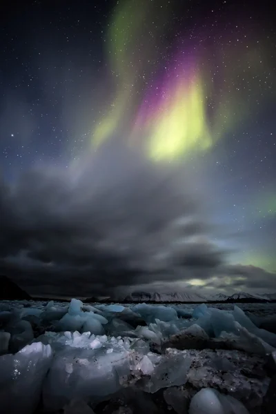 Luces boreales sobre el fiordo ártico - foto vertical —  Fotos de Stock