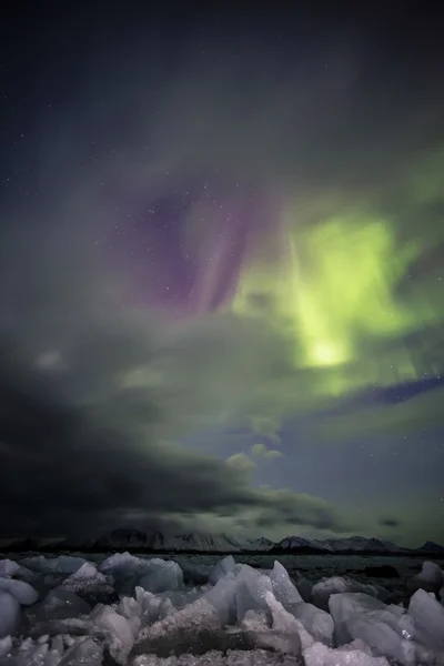 Naturphänomen der Nordlichter (aurora borealis) - vertikales Foto — Stockfoto