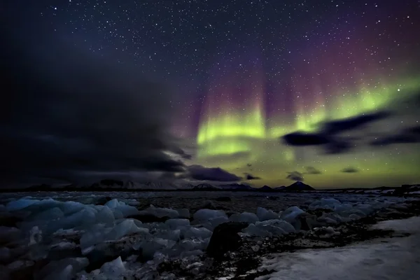 Naturphänomen der Nordlichter (Polarlichter) im Zusammenhang mit dem Magnetfeld der Erde, der Ionosphäre und der Sonnenaktivität. Sonnensturm. — Stockfoto