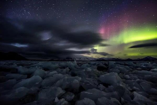 Aurora Boreal sobre el archipiélago ártico de Svalbard — Foto de Stock