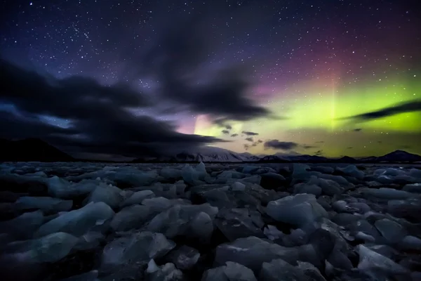 Luzes do norte no céu Ártico - Spitsbergen, Svalbard — Fotografia de Stock