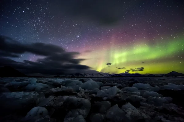 Luces boreales en el cielo ártico - Spitsbergen, Svalbard — Foto de Stock