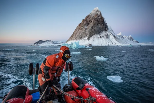 北極フィヨルド ポンツーン クルーズ - スバールバル諸島スピッツ ベルゲン — ストック写真