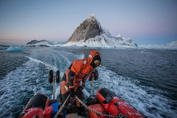 Croisière dans le zodiaque du fjord arctique - Spitzberg, Svalbard — Photo