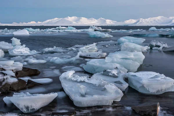 Glaciäris i fjorden - arktiska landskapet — Stockfoto