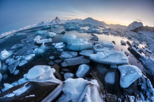 Ongebruikelijke ijs in het Noordpoolgebied landschap - Spitsbergen — Stockfoto