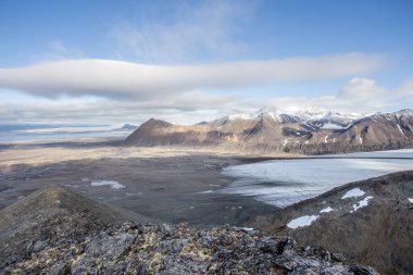 Arktik yaz manzara - dağlar, fiyort, buzullar - Spitsbergen, Svalbard