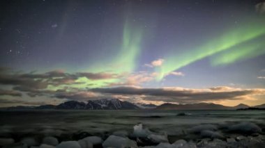 Kuzey ışıkları - Aurora Borealis Arctic fiyort üzerinde