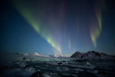 Tidewater Arctic buzul - Spitsbergen üzerinde Kuzey ışıkları