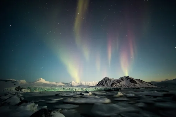 Luces boreales sobre el glaciar ártico de marea - Spitsbergen —  Fotos de Stock