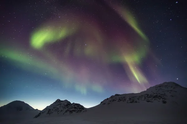 Niezwykłe, kolorowe zorzę polarną nad archipelagu Svalbard - Arctic — Zdjęcie stockowe