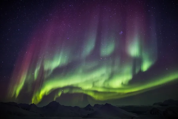 Inusuales hermosas auroras boreales - Paisaje ártico —  Fotos de Stock