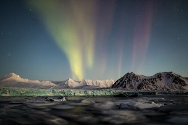 Kuzey ışıkları Arctic tidewater buzul - Spitsbergen yukarıda