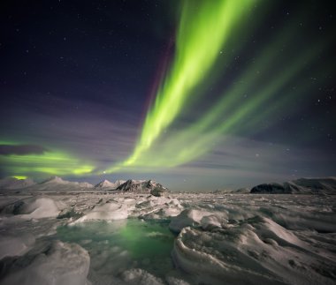Olağandışı kutup kış manzara - fiyort ve Kuzey ışıkları dondurulmuş