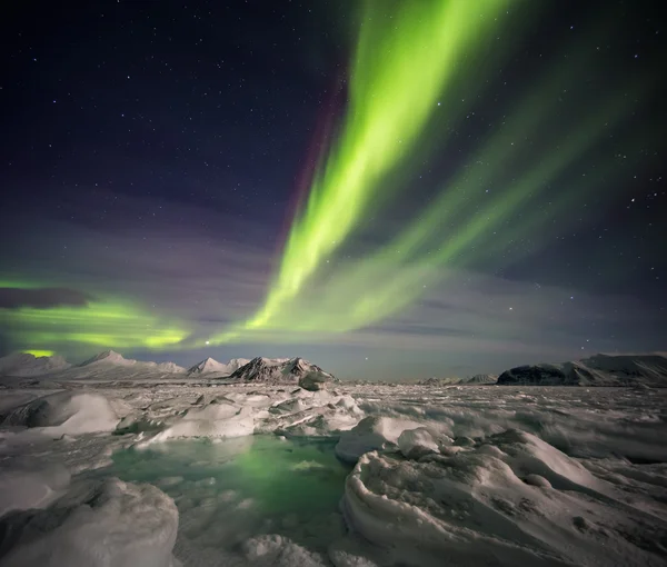 Paisagem de inverno incomum no Ártico - Fiorde congelado e luzes do norte — Fotografia de Stock