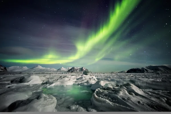 Paisaje inusual del invierno ártico - Fiordo congelado y auroras boreales —  Fotos de Stock