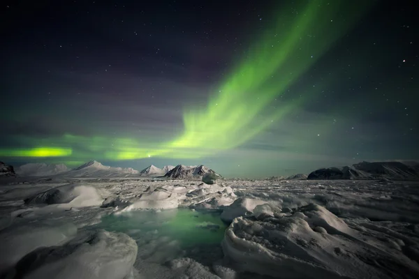 Típico invierno ártico - luces encantadas en el cielo — Foto de Stock