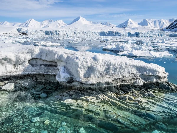 Paisaje ártico con glaciares - Spitsbergen, Svalbard —  Fotos de Stock