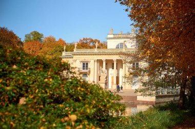 Royal Lazienki Park 'taki adada bir saray.