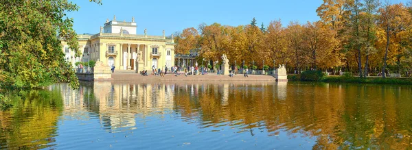 Royal Lazienki Parkındaki Adada Bir Saray Panorama — Stok fotoğraf