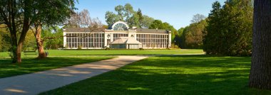 Varşova 'daki Royal Lazienki Parkı' nda (Lazienki Krolewskie) Yeni Sera Panoraması (Nowa Oranzeria)