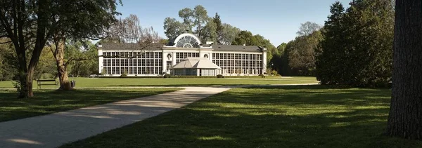 Varşova 'daki Royal Lazienki Parkı' nda (Lazienki Krolewskie) Yeni Sera Panoraması (Nowa Oranzeria)