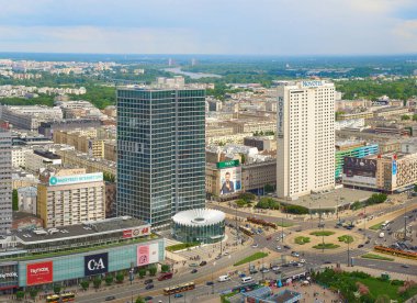 Rondo Romana Dmowski 'nin Panorama' sı Varşova Kültür ve Bilim Sarayı 'nın gözlem güvertesinden görülüyor. Novotel ve Rotunda önde. Arka planda Vistula Nehri ve Siekierkowski Köprüsü