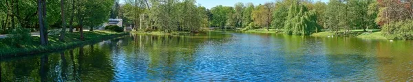 Varşova 'daki Royal Lazienki Park' ın (Lazienki Krolewskie) bahar panoraması. Göl ve amfitiyatro manzarası
